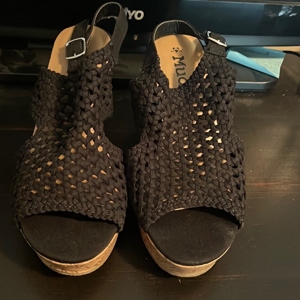 New women's size 9 MUDD black wedge sandals